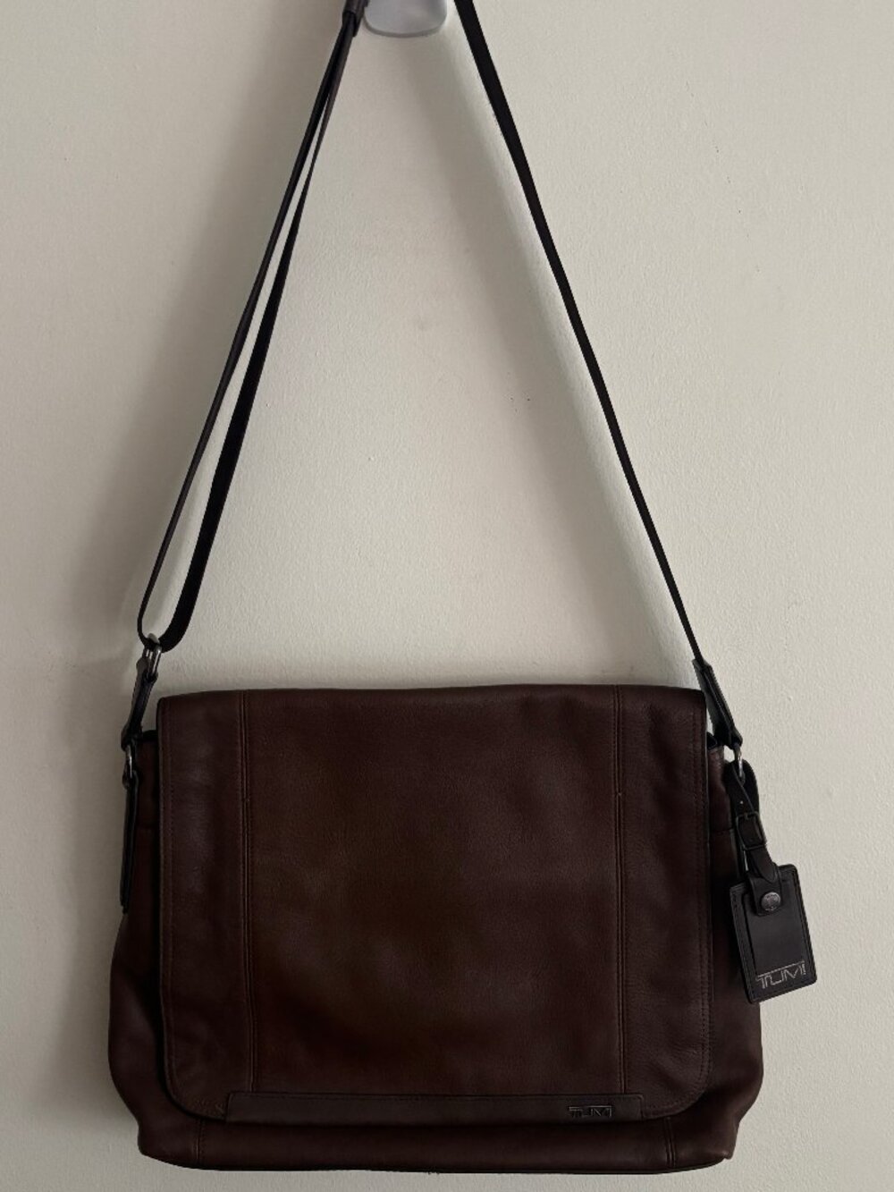 $800 TUMI Dark Brown Grained Leather Messenger Crossbody Flap Bag Briefcase